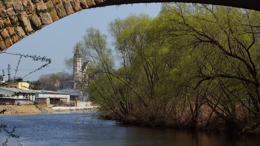 Kirchenblick unter der Brücke